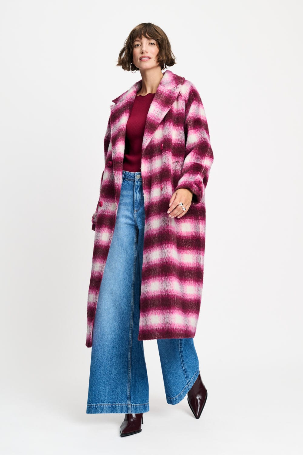 Model in de lange Jas Chris Pink Check van POM Amsterdam