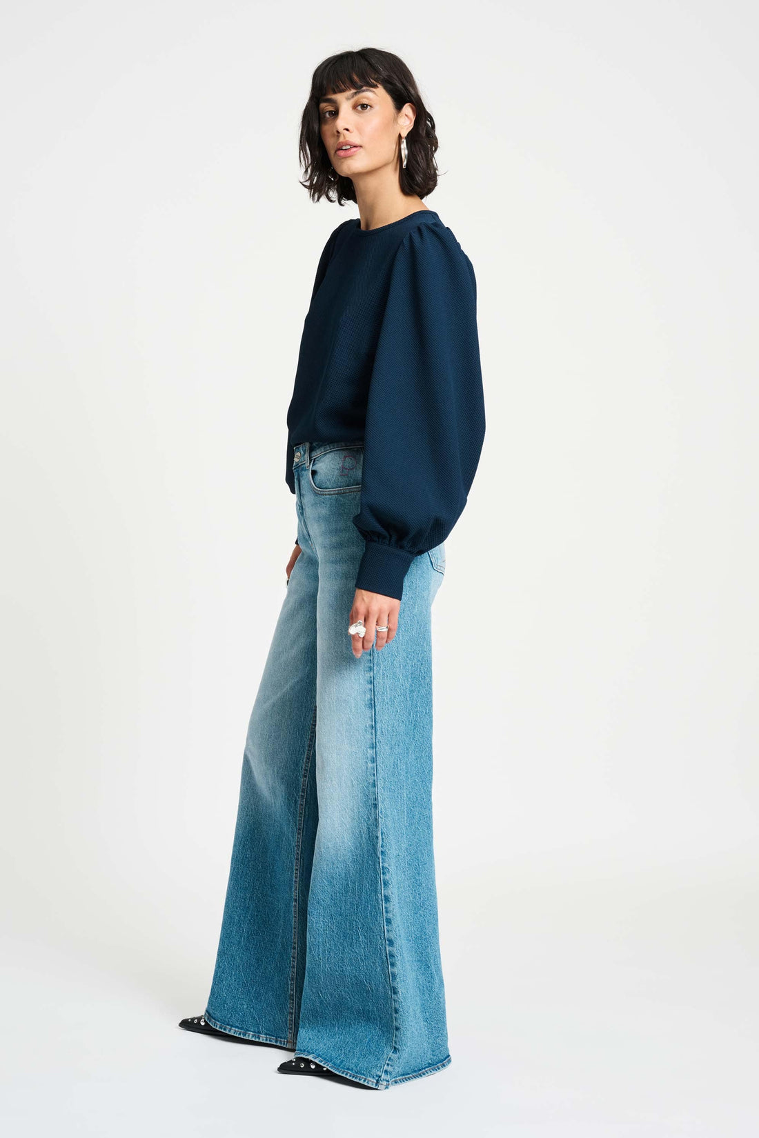 Model in de Jeans Flare Mid Blue van POM Amsterdam