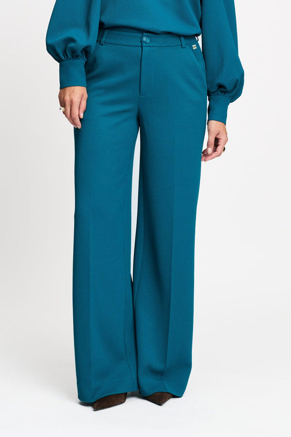 Model in de wide leg Broek Lola Teal Green van POM Amsterdam